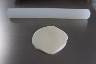 取一个水油皮按扁擀成圆形