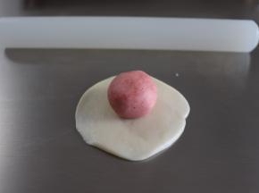放一个油酥，包好