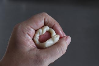 收口捏紧，收口一定要收紧，避免漏酥