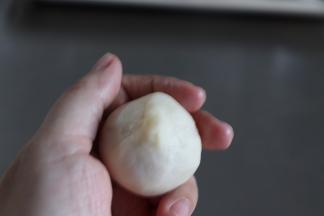 搓圆，收口向下