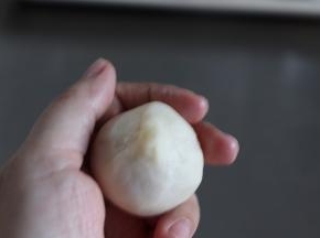 搓圆，收口向下