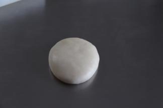 取出一个，用手掌压扁