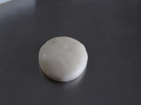 取出一个，用手掌压扁