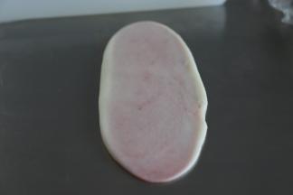 擀面杖从中间往上擀一下，再从中间往下擀一下，擀成牛舌形状