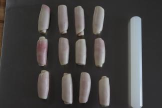 卷好卷，用保鲜膜盖起来，静置松弛 20分钟，每个步骤操作完都要用保鲜膜盖好，防止水份流失