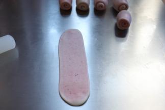 重复擀卷，擀成牛舌型