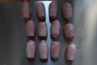 卷好的卷还是盖保鲜膜静置松弛20分钟。烤箱上下火170预热