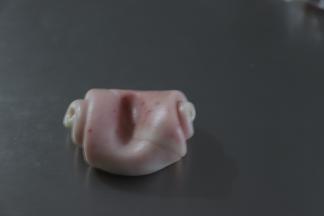 松弛好的卷，取一个用食指在中间按压一下