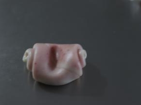 松弛好的卷，取一个用食指在中间按压一下