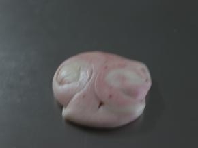 把两个边向上翻起来，再用手掌按压平