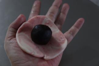 把馅料包里，捏紧收口，捏紧，避免露馅