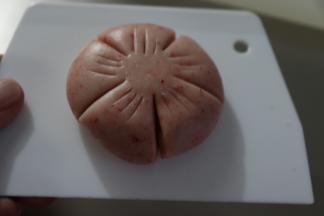 用锋利的小刀划五等分，中间留出花芯，在每个花瓣中间再轻轻划两个小口刻出花蕊，注意不能划太重