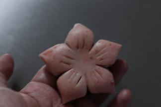 把每个花瓣用大拇指和食指往中间捏一下，捏出花瓣的立体感