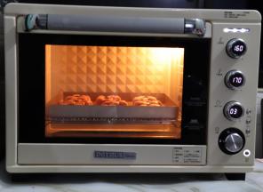 放入烤箱中层，上下火170度烘烤30分钟