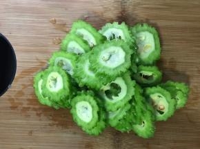 苦瓜改刀。