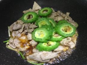 倒入苦瓜，勾薄欠出锅即可。
