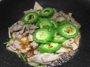 倒入苦瓜，勾薄欠出锅即可。