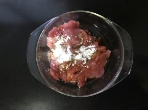 肉切薄片，用料酒、盐、蛋清、生粉抓匀，腌制半小时。