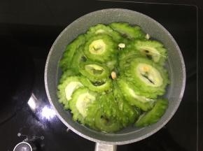 苦瓜焯水。