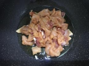 锅烧热，倒入食用油，油温热时倒入肉片。