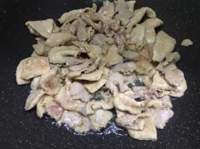 肉片颜色变白后捞起。