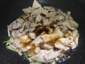 倒入肉片，用生抽、蚝油调味。