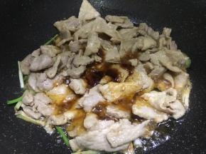 倒入肉片，用生抽、蚝油调味。