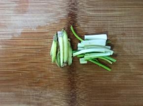 葱切段、姜切丝。