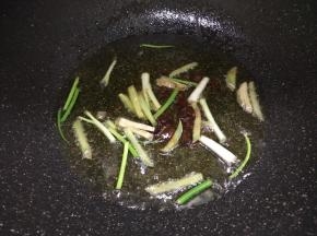 锅内留底油，倒入葱、姜、豆豉爆香。