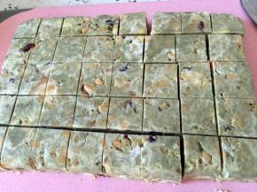 取出切块，撒奶粉，使每块上面都沾满奶粉