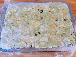 搅拌均匀后，放入模具，擀平，冰箱冷藏5小时左右