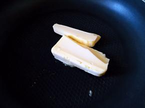 不粘锅小火加热，放入黄油融化