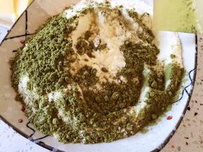 抹茶粉和奶粉混合均匀