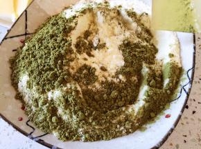 抹茶粉和奶粉混合均匀