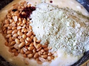 放入抹茶粉和奶粉混合物