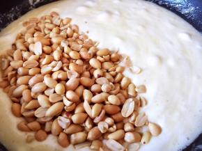 棉花糖和黄油搅拌均匀，放入熟花生米