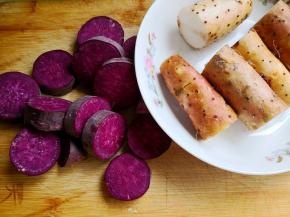 2.	再把山药切成段，紫薯切成片，这样会熟的快一些，