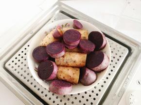 4.	时间到紫薯和山药蒸熟了，将其取出来自然放凉。