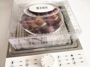 3.	将紫薯和山药放到盘子里，上锅蒸熟，这里用的是网红蒸汽料理锅，加好水后，时间选择20分钟，