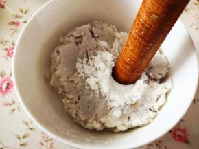 6.	山药外表的皮也去掉，加入适量的糖捣成山药泥，