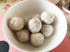 7.	将山药泥分成22克左右一个滚成一个圆球，紫薯泥滚成27克左右一个圆球，其实大小可以根据自己的月饼模大小来定，我这里的月饼模具是65克一个的，