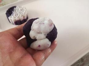 8.	取山药球和紫薯球各一个，将其随意混合在一起，