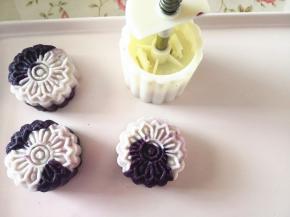 9.	然后用月饼模按压出花纹，