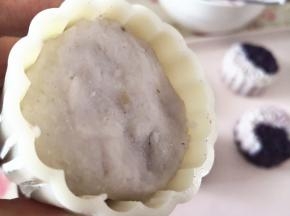 10.	也可以先取一个山药泥按扁与月饼模差不多大小，放进去后，再取一个紫薯泥同样按扁放进去，最后再取一个山药泥放在上面，
