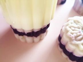 11.	最后用月饼模压出花纹，紫薯山药糕就做好了，可以来品尝了，如果冷藏一下吃起来更凉快哦。