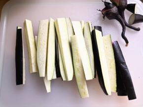 1.	茄子清清洗干净，去掉两头，然后分成与容器长度相近的条，挑选茄子的时候，不要选茄子皮特别亮的，那样的茄子皮比较厚，也不要选茄子皮发乌的，那样的茄子是老茄子，要选表皮有光泽，用手按压的时候感觉有弹性的，这样的茄子比较嫩，好吃，