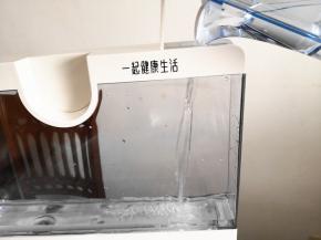 3.	上锅将其蒸熟，这里用的是用电的蒸气料理机，所以要先将水箱注入一定量的纯净水，