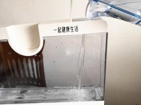 3.	上锅将其蒸熟，这里用的是用电的蒸气料理机，所以要先将水箱注入一定量的纯净水，