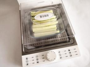 4.	将茄子连容器一起放入蒸屉上，