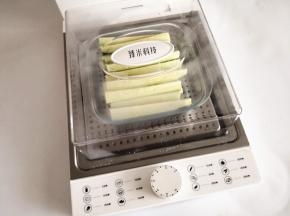 4.	将茄子连容器一起放入蒸屉上，